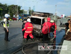 Mobil Box Terbakar Di Duga Karena Konsleting Pada Mesin