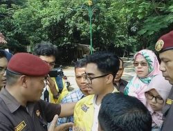 Mahasiswa UI Acungkan Kartu Kuning Ke arah Jokowi