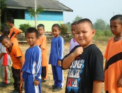 Mahasiswa KKN Desa Teluk Sebong Dorong Wawasan Anak Sekolah di Negeri Laskar Pelangi.