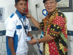 Herlianto, Anggota Baru PPWI Pulang Pisau, Kalteng Menerima Penyematan ID Card dari Ketum PPWI