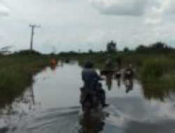 Warga Resah Jalan Penghubung Dua Kabupaten Banjir