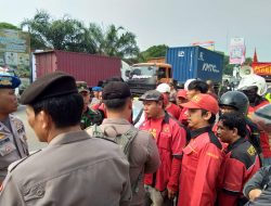 Polisi Dan TNI Hadang Massa Aksi Yang Sedang Unjuk Rasa Terkait UU Ketenagakerjaan .