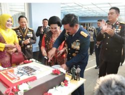 Wujud Sinergitas TNI Dan Polri , Jenderal Tito Karnavian Berikan Suprise Buat Panglima TNI Dan Tiga Kepala Staf TNI Pada HUT TNI 74