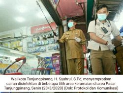 Minimalisir Penyebaran Covid-19, Syahrul Semprot Disinfektan di Pasar