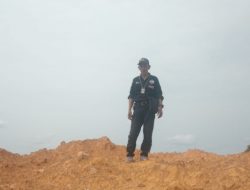 Tumpukan Tanah PU, Jalan Penghubung Dua Kabupaten Muarojambi di Biarkan Berserakan