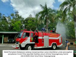 Gunakan Mobil Damkar, Polres Tanjungpinang Bersama Stakeholder Semprotkan Disinfektan ke Sejumlah Fasum