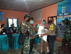 TNI – Polri Kawal Ketat  Penyaluran Bansos Covid-19 di Dua Desa