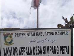 Dana Desa Ratusan Juta, Bendera Rusak Masih Terpasang di Kantor Desa Simpang Petai ?
