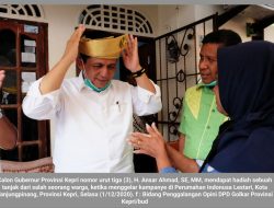 Dukung AMAN, Warga Indonusa Lestari Hadiahkan Tanjak pada Ansar Ahmad