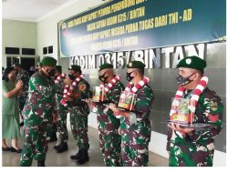 Kolonel Ketut Arta Lepas 7 Orang Prajurit TNI-AD Usai Purna Tugas