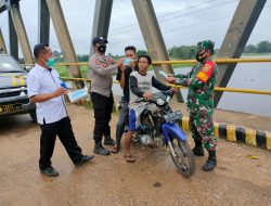 TNI-POLRI BERSAMA PUSKESMAS BAGIKAN MASKER UNTUK PENGGUNA JALAN