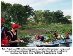 Program CLBK, Prajurit Lanal TBK Bersihkan Danau Taman Hijau