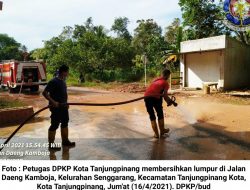 Pasca Hujan Petugas DPKP Bersihkan Lumpur di Jalan Daeng Kamboja