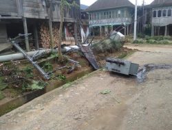 Tiang PLN Roboh Diterjang Angin Menimpa Rumah warga Desa Tanjuang Alam Kecamatan Jangkat Timur Kabupaten Merangin