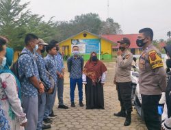 Kanit Binmas, Bhabinkamtibmas Serta Reskrim Polsek Tabir Menghimbau Siswa SMA 2 Merangin Untuk Tidak Melakukan Konvoi atau Coret-Coret Baju di Jalan