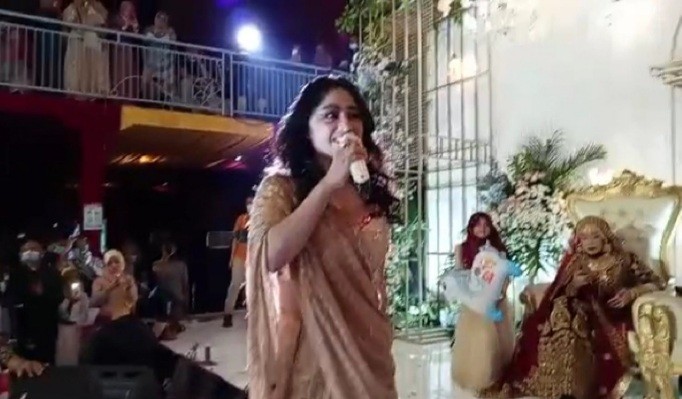 Video Dewi Perssik Manggung