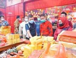 Bupati rohil kunjungi warga tionghua menghadapi perayaan even bakar tongkang bersama istri