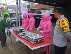 Jum’at Berkah! Kapolres Muara Jambi Beserta Ketua Bhayangkari Berbagi Sarapan Dan Masker