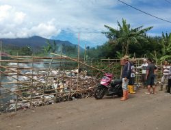 Warga Dusun Sungai Tebal Dan Desa Nilo Dingin Lembah Masurai Bergotong Royong Bersihkan Sampah Yang Bertaburan Di Sepanjang Jalan