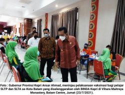 Ansar Ahmad Tinjau Pelaksanaan Vaksinasi Pelajar SLTP dan SLTA se-Kota Batam