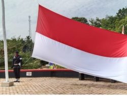 Sambut Hari Kemerdekaan RI Ke-76, Batalyon C Pelopor Kibarkan Bendera Merah Putih Berukuran Besar di Monumen Benhur