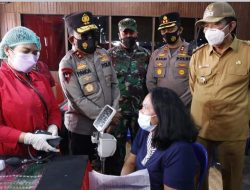 Pantau Vaksin Ke ll di Kabupaten Taput, Peserta Vaksin Pegang Bendera Merah Putih