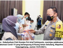 Kabaharkam Polri Tinjau Pelaksanaan Vaksinasi Covid-19 di Polres Tanjungpinang