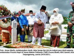 Ansar-Marlin Berziarah ke Makam para Pejuang Pembentukan Provinsi Kepri 