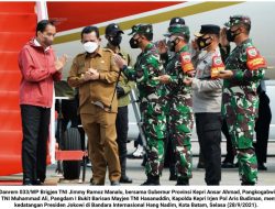 Pangdam I/BB dan Danrem 033/WP Sambut Jokowi di Kota Batam