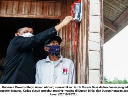 Ansar Ahmad Resmikan ‘Listrik Masuk Desa’ di Dua Dusun di Natuna 