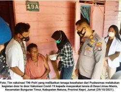 ‘Door to Door’ Polsek Bunguran Timur Laksanakan Vaksinasi pada Lansia