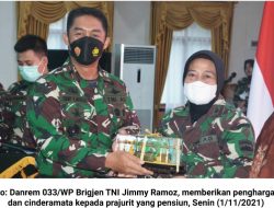 Brigjen Jimmy Pimpin Wisuda Purnawira Prajurit Korem 033/WP