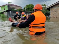 Brimob Polda Sumut Bantu Evakuasi Korban Banjir di Tanjung Morawa