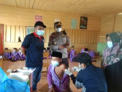 Pantauan Pelaksanaan Vaksinasi Di SD 137 koto Teguh Usia 6-11 Tahun Oleh Kapolsek Jangkat
