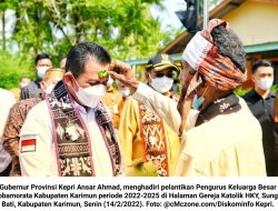 Ansar Ahmad Kukuhkan Pengurus Keluarga Besar Flobamorata Kabupaten Karimun