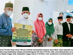Ansar Ahmad Serahkan Bantuan Hibah Keagamaan & SK Guru PTK Non ASN di Kabupaten Lingga