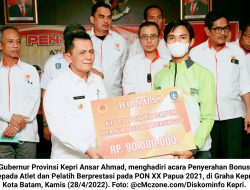 Ansar Ahmad Serahkan Bonus untuk Atlet dan Pelatih Berprestasi PON XX Papua 2021