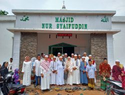 Bawa Keluarga Besarnya, H. Saipudin Sholat Idul Fitri 1443 H di Masjid Nur Syaifudin Teluk Dawan