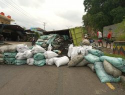 Akibat Rem Tidak Kuat Mobil Fuso Bermuatan Arang Batok Kelapa Terguling di Tengah Jalan