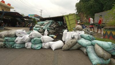 Akibat Rem Tidak Kuat Mobil Fuso Bermuatan Arang Batok Kelapa Terguling di Tengah Jalan
