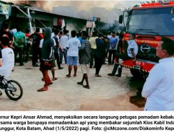 Melihat Kios Terbakar, Ansar Ahmad Hentikan Mobil Dinasnya untuk Berbaur dengan Warga dan Petugas Damkar