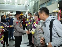 Kapolda Sumut Sambut Kedatangan Kontingen Pesparawi Sumut di Bandara Kualanamu
