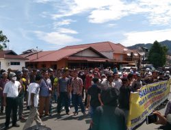 Ratusan Warga Gelar Aksi di Depan Gedung DPR