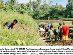Satgas Yonif RK 136/TS Perbaiki Akses Jalan 2 Desa di Kabupaten Teluk Bintuni