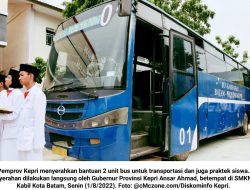 Ansar Ahmad Serahkan Bus untuk SMKN 6 Batam: Bukan Bus Baru, Tapi Bisa Dimanfaatkan…