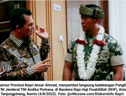 Ansar Ahmad Sambut Panglima TNI Andika Perkasa di Bandara RHF: Langsung Dipakaikan Tanjak