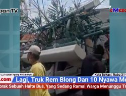 Truk Trailer Seruduk Halte Bus di Bekasi