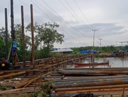 Diduga Lemahnya Pengawasan Proyek Pembangunan Jembatan Desa Kuala Simbur, Pekerja Mengabaikan K3