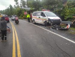 Mobil Ambulance RSUD Siwa Kecelakaan di Jalan Poros