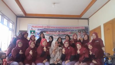 Ibu-Ibu Nagari Padang Lua Ikuti Pelatihan Menjahit Bed Cover